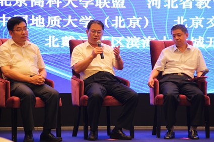 乐动体育(LeDong Sports)官方网站校长刘宏民参加研讨会(栗晶晶 摄)