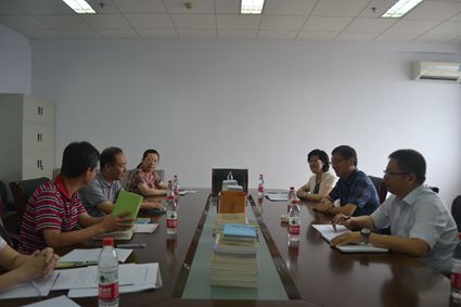 检查组人员与出版社相关负责人座谈