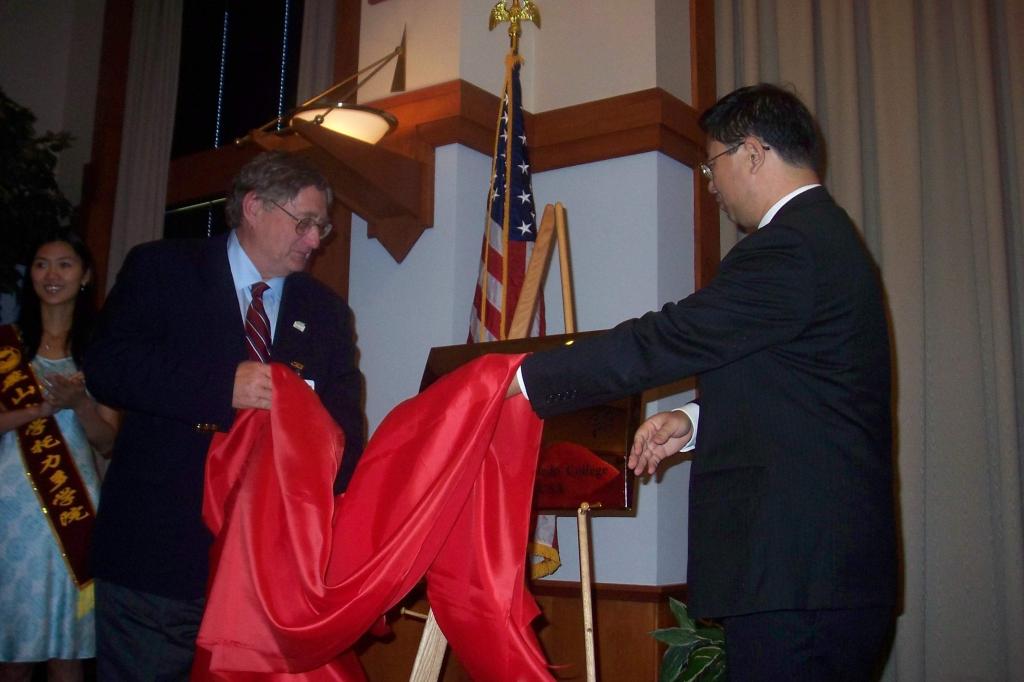刘宏民校长和美国托力多大学校长Jacobs 校长共同为乐动体育(LeDong Sports)官方网站海外汉语教学中心(托力多学院)揭牌