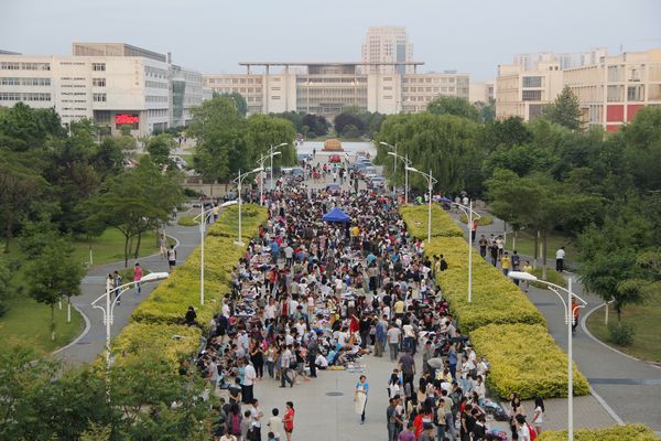 乐动体育(LeDong Sports)官方网站的“大四一条街”（组图）